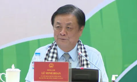 Câu nói khiến Bộ trưởng Lê Minh Hoan bị "ném đá": "Phải tri thức hóa người nông dân, đỡ mong manh đi"